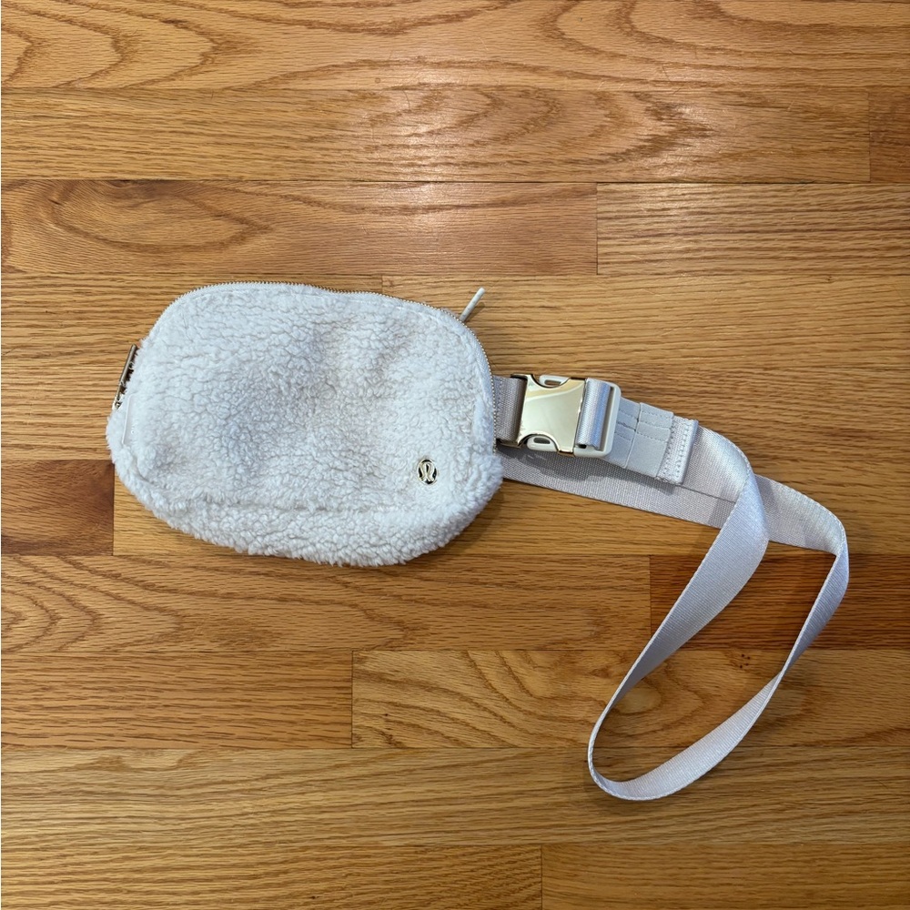 Lululemon Everywhere Belt Bag